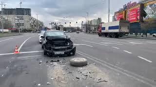 З місця події: у Києві водій "сплутав" дорожні знаки і спричинив потрійну ДТП