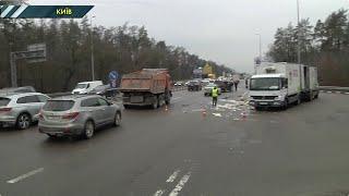 У Києві позашляховик розтрощив вантажівку з курятиною