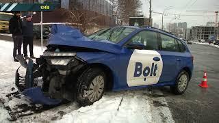 У Києві через маневр зустрічного авто «Skoda» врізалась у стовп