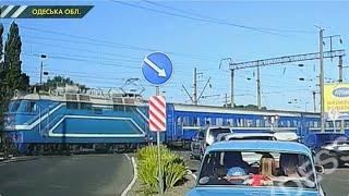 В Одесі на переїзді мотоцикліст не помітив потяг