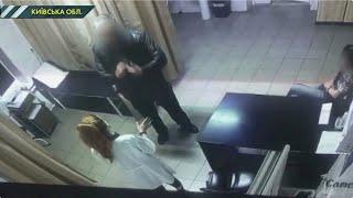 На Київщині через свою дружину чоловік погрожував пістолетом медсестрі