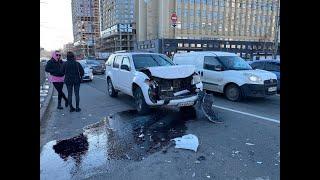 У Києві на Голосіївському проспекті зіштовхнулися два позашляховика, є постраждалі