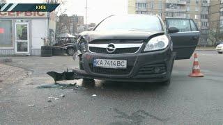 У Києві машина служби таксі спровокувала аварію