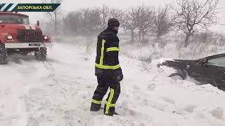 Негода накрила Україну: рятувальники витягають автівки з заметів