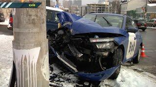 У Києві через маневр зустрічного авто «Skoda» врізалась у стовп