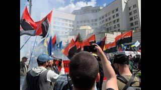 З місця події: у Києві під КСУ протестують проти ринку землі