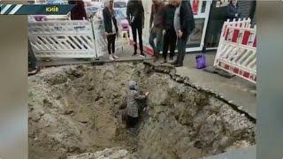 У Києві небайдужі перехожі витягли бабусю із ями