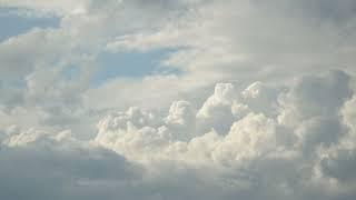 Восстановление баланса энергии с облаками, облака плывут по небу